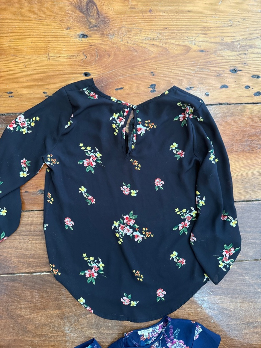 Lily White Floral Black & Navy Blouse tops bundle sleeve size medium - Picture 12 of 12